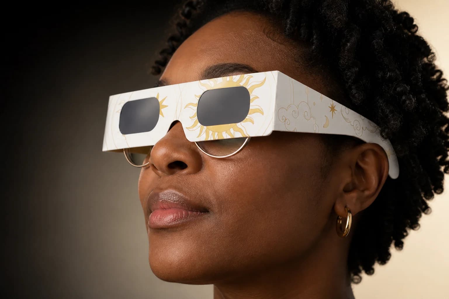 Gros plan du port des lunettes d’éclipse devant une monture de vue