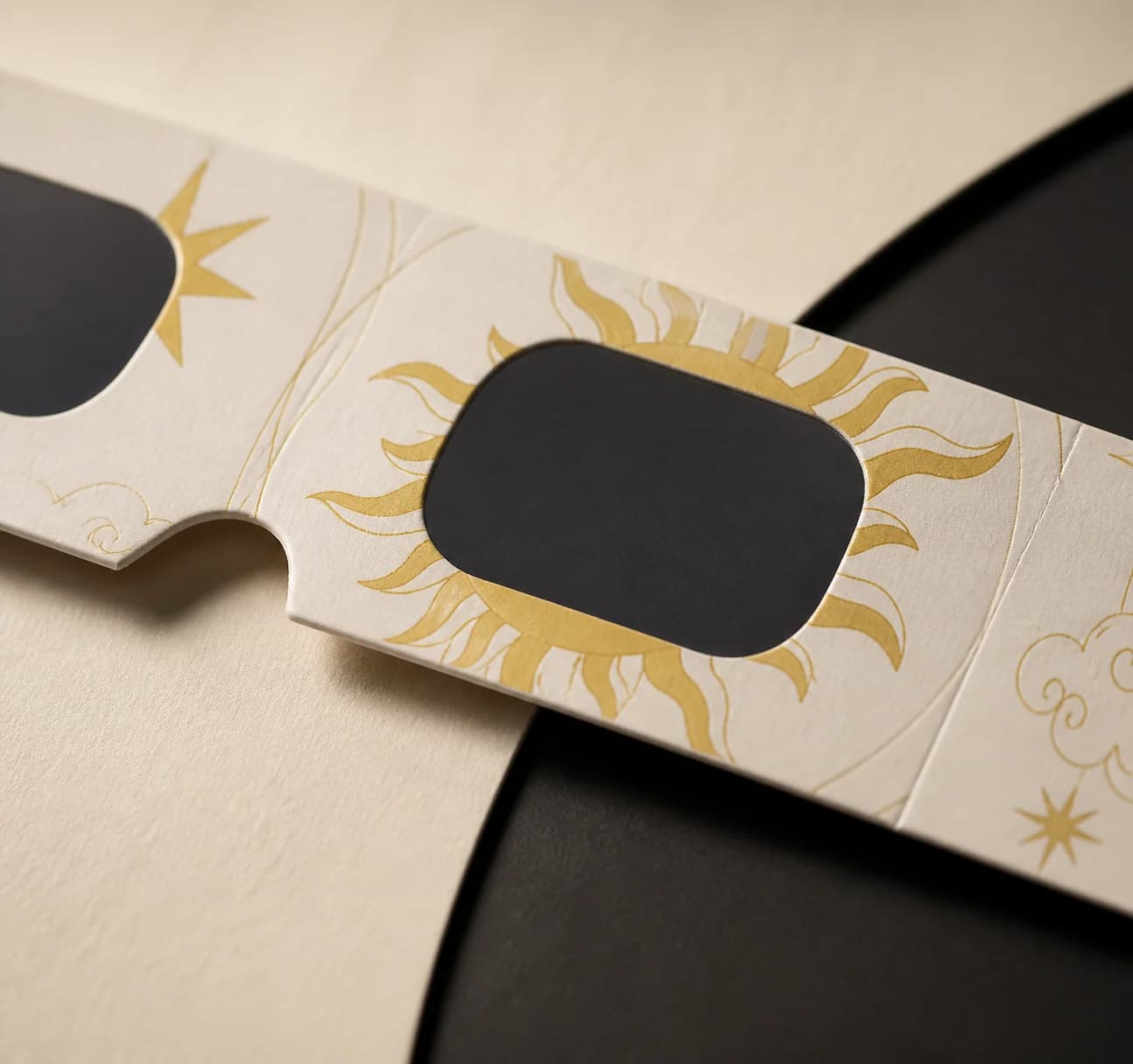 Détail du filtre sombre et du carton imprimé du motif Aube